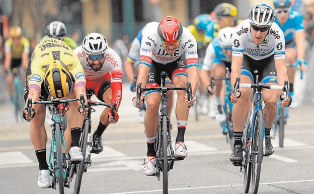 Groenewegen, a la izquierda, da el último golpe de riñón para ganar la última etapa de la Volta. 