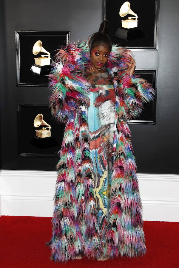 Potentes voces femeninas se apoderaron del escenario en la entrega de los Grammy de este domingo: Lady Gaga, Dua Lipa, Kacey Musgraves, Brandi Carlile y Cardi B fueron premiadas por su música, de diversos géneros pero con una misión común: labrar el camino para que otras mujeres sigan brillando en la industria. Pero también fue una gala que celebró el rap, un género hasta ahora significativamente marginado. Ariana Grande ganó el primer gramófono de su carrera y no estuvo para recibirlo, tras diferencias con la producción de la ceremonia que la llevaron a decidir no asistir. Y Cardi B se llevó el primer Grammy a una rapera solista. La cantante de country Kacey Musgraves reinó en la 61 edición de los Grammy con cuatro premios, incluido mejor álbum del año («Golden Hour»), en una gala histórica para Childish Gambino, ganador de otros cuatro galardones, y para la latina Cardi B, primera mujer en llevarse el mejor álbum de rap. Gambino, el seudónimo por el que se conoce a Donald Glover, fue el otro gran nombre de la jornada con sus victorias en las categorías de mejor grabación del año, mejor canción del año, mejor actuación de rap y mejor vídeo, todas ellas por el imponente e implacable «This is America». El músico hizo historia al conseguir que, por primera vez, un tema rap se alzase con la victoria en el campo de mejor canción del año.