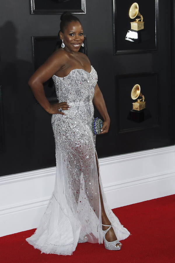 Potentes voces femeninas se apoderaron del escenario en la entrega de los Grammy de este domingo: Lady Gaga, Dua Lipa, Kacey Musgraves, Brandi Carlile y Cardi B fueron premiadas por su música, de diversos géneros pero con una misión común: labrar el camino para que otras mujeres sigan brillando en la industria. Pero también fue una gala que celebró el rap, un género hasta ahora significativamente marginado. Ariana Grande ganó el primer gramófono de su carrera y no estuvo para recibirlo, tras diferencias con la producción de la ceremonia que la llevaron a decidir no asistir. Y Cardi B se llevó el primer Grammy a una rapera solista. La cantante de country Kacey Musgraves reinó en la 61 edición de los Grammy con cuatro premios, incluido mejor álbum del año («Golden Hour»), en una gala histórica para Childish Gambino, ganador de otros cuatro galardones, y para la latina Cardi B, primera mujer en llevarse el mejor álbum de rap. Gambino, el seudónimo por el que se conoce a Donald Glover, fue el otro gran nombre de la jornada con sus victorias en las categorías de mejor grabación del año, mejor canción del año, mejor actuación de rap y mejor vídeo, todas ellas por el imponente e implacable «This is America». El músico hizo historia al conseguir que, por primera vez, un tema rap se alzase con la victoria en el campo de mejor canción del año.