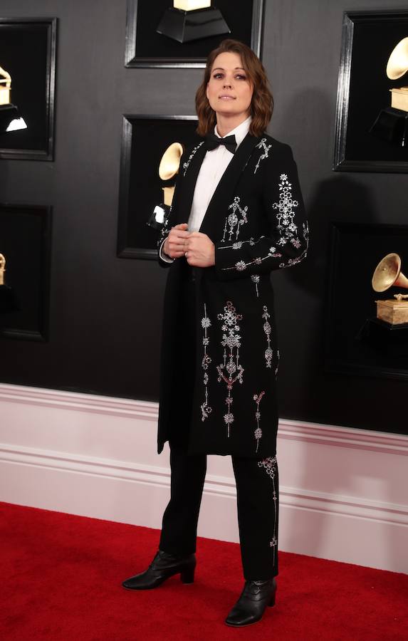 Potentes voces femeninas se apoderaron del escenario en la entrega de los Grammy de este domingo: Lady Gaga, Dua Lipa, Kacey Musgraves, Brandi Carlile y Cardi B fueron premiadas por su música, de diversos géneros pero con una misión común: labrar el camino para que otras mujeres sigan brillando en la industria. Pero también fue una gala que celebró el rap, un género hasta ahora significativamente marginado. Ariana Grande ganó el primer gramófono de su carrera y no estuvo para recibirlo, tras diferencias con la producción de la ceremonia que la llevaron a decidir no asistir. Y Cardi B se llevó el primer Grammy a una rapera solista. La cantante de country Kacey Musgraves reinó en la 61 edición de los Grammy con cuatro premios, incluido mejor álbum del año («Golden Hour»), en una gala histórica para Childish Gambino, ganador de otros cuatro galardones, y para la latina Cardi B, primera mujer en llevarse el mejor álbum de rap. Gambino, el seudónimo por el que se conoce a Donald Glover, fue el otro gran nombre de la jornada con sus victorias en las categorías de mejor grabación del año, mejor canción del año, mejor actuación de rap y mejor vídeo, todas ellas por el imponente e implacable «This is America». El músico hizo historia al conseguir que, por primera vez, un tema rap se alzase con la victoria en el campo de mejor canción del año.