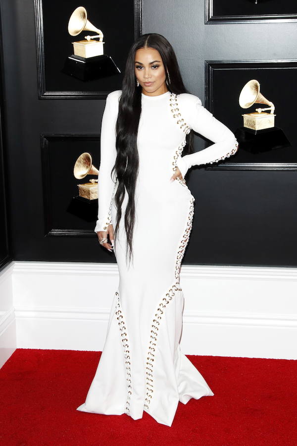 Potentes voces femeninas se apoderaron del escenario en la entrega de los Grammy de este domingo: Lady Gaga, Dua Lipa, Kacey Musgraves, Brandi Carlile y Cardi B fueron premiadas por su música, de diversos géneros pero con una misión común: labrar el camino para que otras mujeres sigan brillando en la industria. Pero también fue una gala que celebró el rap, un género hasta ahora significativamente marginado. Ariana Grande ganó el primer gramófono de su carrera y no estuvo para recibirlo, tras diferencias con la producción de la ceremonia que la llevaron a decidir no asistir. Y Cardi B se llevó el primer Grammy a una rapera solista. La cantante de country Kacey Musgraves reinó en la 61 edición de los Grammy con cuatro premios, incluido mejor álbum del año («Golden Hour»), en una gala histórica para Childish Gambino, ganador de otros cuatro galardones, y para la latina Cardi B, primera mujer en llevarse el mejor álbum de rap. Gambino, el seudónimo por el que se conoce a Donald Glover, fue el otro gran nombre de la jornada con sus victorias en las categorías de mejor grabación del año, mejor canción del año, mejor actuación de rap y mejor vídeo, todas ellas por el imponente e implacable «This is America». El músico hizo historia al conseguir que, por primera vez, un tema rap se alzase con la victoria en el campo de mejor canción del año.