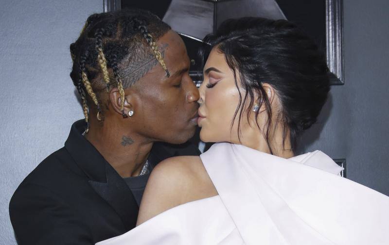 Travis Scott se besa con Kylie Jenner. 