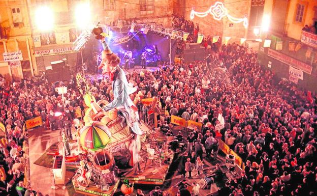 Celebración de una verbena, durante unas Fallas. 