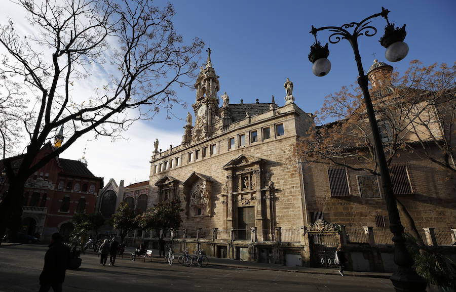 Devolver a la iglesia de los Santos Juanes su esplendor. El ambicioso proyecto que requiere alcanzar esa meta ya está describiendo los primeros pasos bajo la dirección de Pilar Roig, catedrática de Restauración de la Universitat Politècnica de València (UPV). Tienen muchos estudios que realizar, pero ya conocen algunas claves. Completar la intervención, que se llevará a cabo bajo el mecenazgo de la Fundación Hortensia Herrero, requerirá cuatro años a partir del arranque de las obras -previsto para el último trimestre de 2020- y una inversión de seis millones de euros