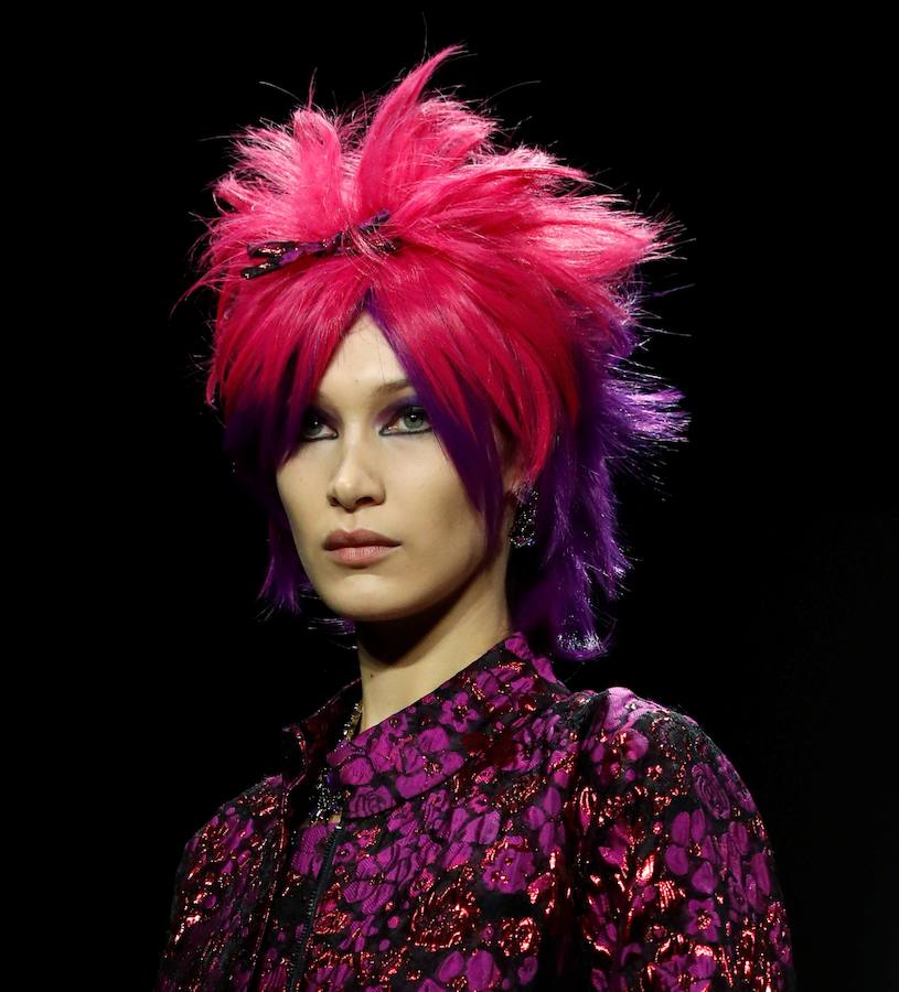 El color y las combinaciones imposibles son los protagonistas del desfile de la diseñadora Anna Sui en la Semana de la Moda de Nueva York 2019/2020. Su colección, titulada «Poptimismo». mira hacia la cultura pop: vestidos de satén, cortos, de inspiración sesentera, coloridos abrigos y monos con estampados de referencias asiáticas. Así ha sido la pasarela de la diseñadora de Detroit.