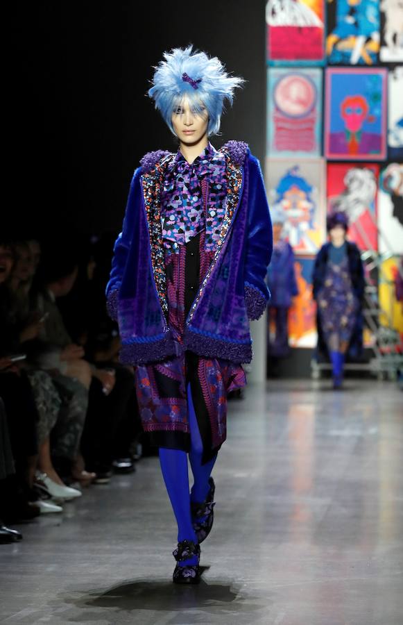 El color y las combinaciones imposibles son los protagonistas del desfile de la diseñadora Anna Sui en la Semana de la Moda de Nueva York 2019/2020. Su colección, titulada «Poptimismo». mira hacia la cultura pop: vestidos de satén, cortos, de inspiración sesentera, coloridos abrigos y monos con estampados de referencias asiáticas. Así ha sido la pasarela de la diseñadora de Detroit.