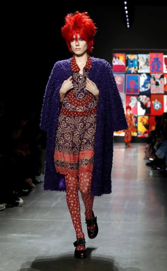 El color y las combinaciones imposibles son los protagonistas del desfile de la diseñadora Anna Sui en la Semana de la Moda de Nueva York 2019/2020. Su colección, titulada «Poptimismo». mira hacia la cultura pop: vestidos de satén, cortos, de inspiración sesentera, coloridos abrigos y monos con estampados de referencias asiáticas. Así ha sido la pasarela de la diseñadora de Detroit.