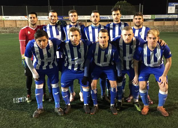 Once inicial del amateur del Base, ante de un encuentro. 