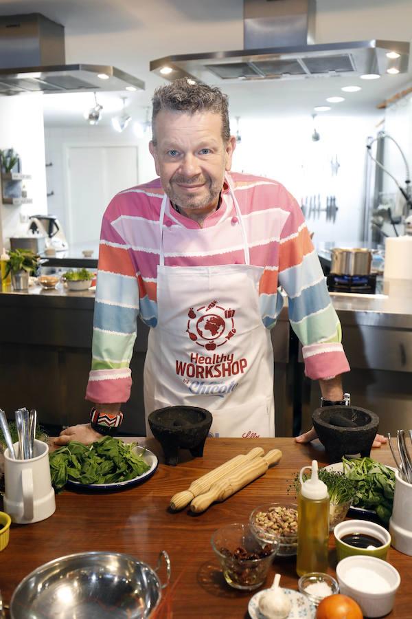 Uno de los chefs más mediáticos ha salido de la pequeña pantalla para volver a los fogones de una forma muy lúdica y educativa: ofreciendo un taller en la capital del Turia para personas diabéticas. Los asistentes han podido cocinar con el maestro y seguir sus consejos para elaborar un plato cardiosaludable que demuestre que se puede comer sano y rico.