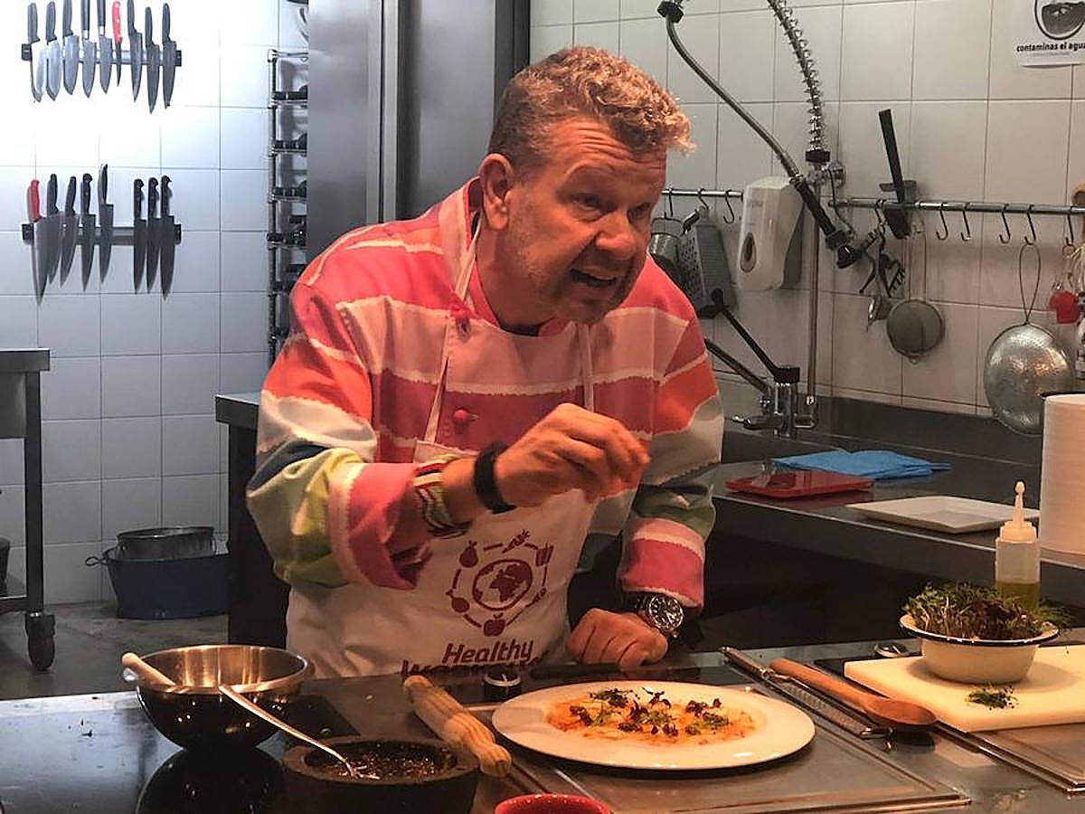 Uno de los chefs más mediáticos ha salido de la pequeña pantalla para volver a los fogones de una forma muy lúdica y educativa: ofreciendo un taller en la capital del Turia para personas diabéticas. Los asistentes han podido cocinar con el maestro y seguir sus consejos para elaborar un plato cardiosaludable que demuestre que se puede comer sano y rico.