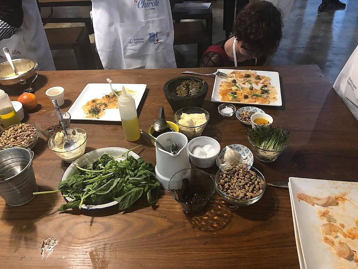 Uno de los chefs más mediáticos ha salido de la pequeña pantalla para volver a los fogones de una forma muy lúdica y educativa: ofreciendo un taller en la capital del Turia para personas diabéticas. Los asistentes han podido cocinar con el maestro y seguir sus consejos para elaborar un plato cardiosaludable que demuestre que se puede comer sano y rico.