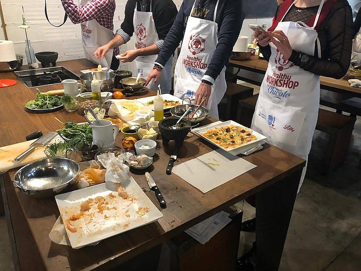 Uno de los chefs más mediáticos ha salido de la pequeña pantalla para volver a los fogones de una forma muy lúdica y educativa: ofreciendo un taller en la capital del Turia para personas diabéticas. Los asistentes han podido cocinar con el maestro y seguir sus consejos para elaborar un plato cardiosaludable que demuestre que se puede comer sano y rico.