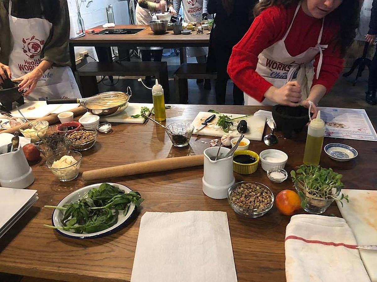 Uno de los chefs más mediáticos ha salido de la pequeña pantalla para volver a los fogones de una forma muy lúdica y educativa: ofreciendo un taller en la capital del Turia para personas diabéticas. Los asistentes han podido cocinar con el maestro y seguir sus consejos para elaborar un plato cardiosaludable que demuestre que se puede comer sano y rico.