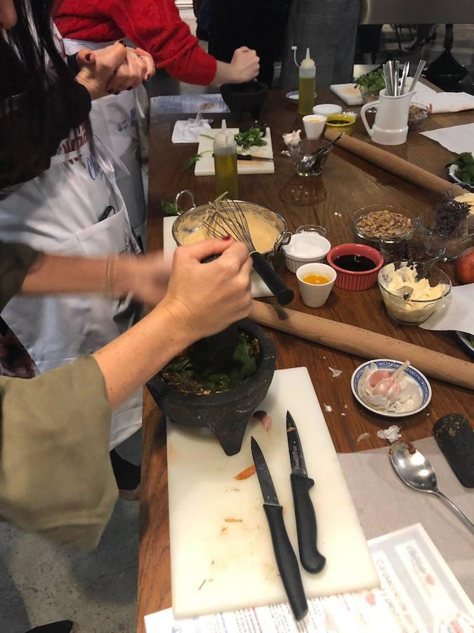 Uno de los chefs más mediáticos ha salido de la pequeña pantalla para volver a los fogones de una forma muy lúdica y educativa: ofreciendo un taller en la capital del Turia para personas diabéticas. Los asistentes han podido cocinar con el maestro y seguir sus consejos para elaborar un plato cardiosaludable que demuestre que se puede comer sano y rico.
