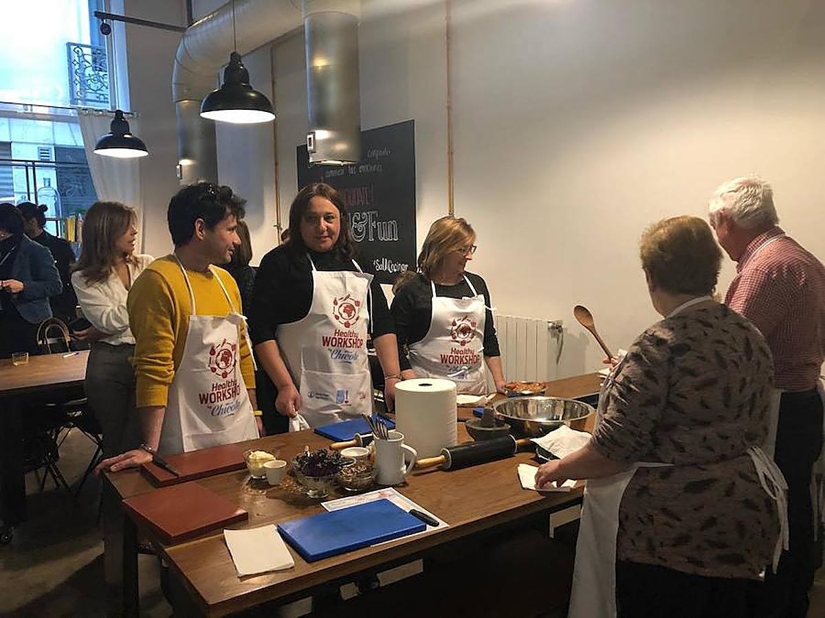 Uno de los chefs más mediáticos ha salido de la pequeña pantalla para volver a los fogones de una forma muy lúdica y educativa: ofreciendo un taller en la capital del Turia para personas diabéticas. Los asistentes han podido cocinar con el maestro y seguir sus consejos para elaborar un plato cardiosaludable que demuestre que se puede comer sano y rico.