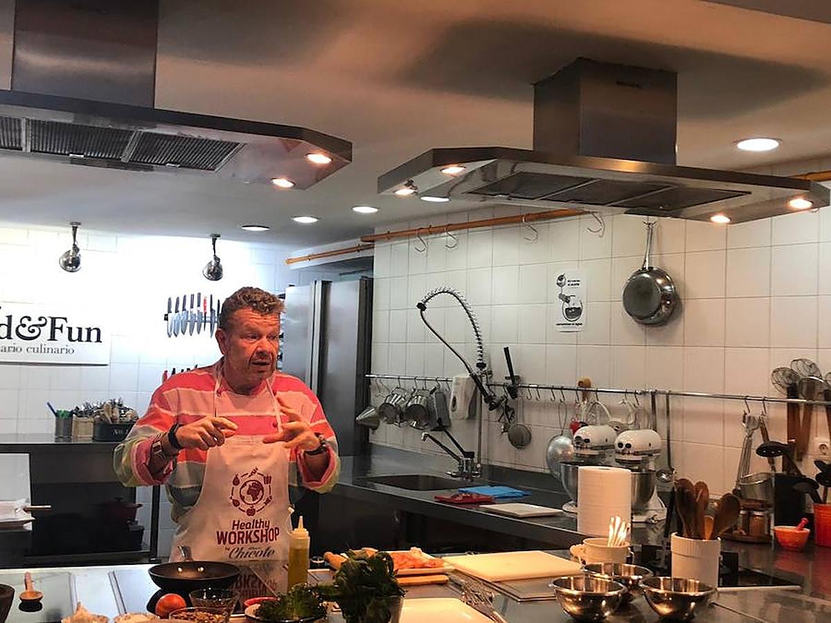 Uno de los chefs más mediáticos ha salido de la pequeña pantalla para volver a los fogones de una forma muy lúdica y educativa: ofreciendo un taller en la capital del Turia para personas diabéticas. Los asistentes han podido cocinar con el maestro y seguir sus consejos para elaborar un plato cardiosaludable que demuestre que se puede comer sano y rico.