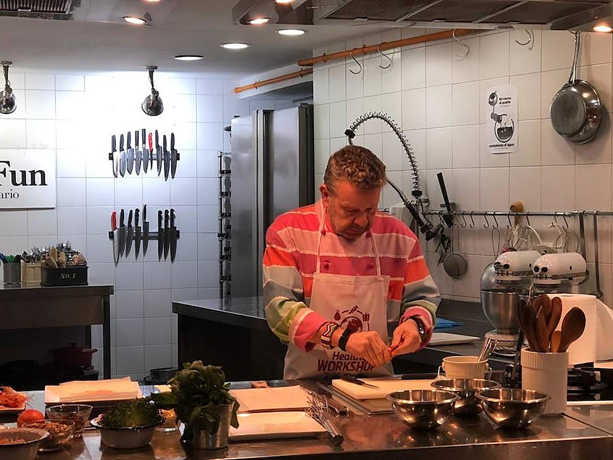 Uno de los chefs más mediáticos ha salido de la pequeña pantalla para volver a los fogones de una forma muy lúdica y educativa: ofreciendo un taller en la capital del Turia para personas diabéticas. Los asistentes han podido cocinar con el maestro y seguir sus consejos para elaborar un plato cardiosaludable que demuestre que se puede comer sano y rico.