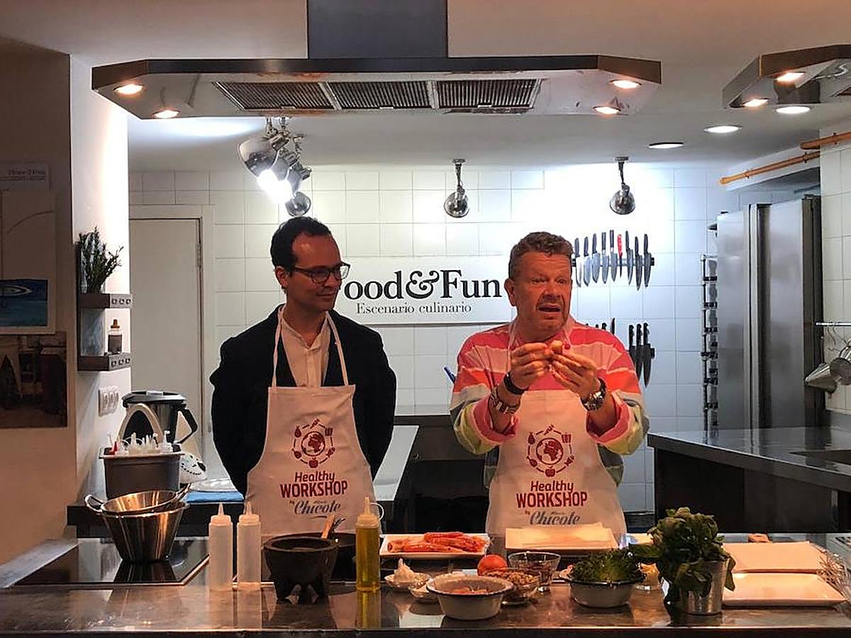 Uno de los chefs más mediáticos ha salido de la pequeña pantalla para volver a los fogones de una forma muy lúdica y educativa: ofreciendo un taller en la capital del Turia para personas diabéticas. Los asistentes han podido cocinar con el maestro y seguir sus consejos para elaborar un plato cardiosaludable que demuestre que se puede comer sano y rico.