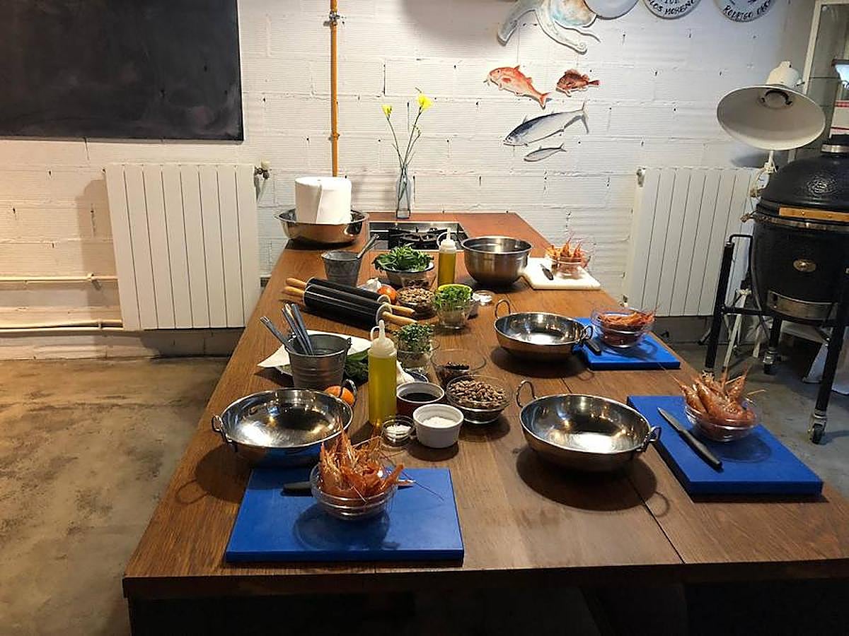 Uno de los chefs más mediáticos ha salido de la pequeña pantalla para volver a los fogones de una forma muy lúdica y educativa: ofreciendo un taller en la capital del Turia para personas diabéticas. Los asistentes han podido cocinar con el maestro y seguir sus consejos para elaborar un plato cardiosaludable que demuestre que se puede comer sano y rico.