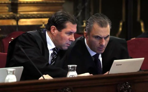 El secretario general de Vox, Javier Ortega Smith (d), y el vicesecretario jurídico de Vox, Pedro Fernández (i), durante el juicio del 'procés'.