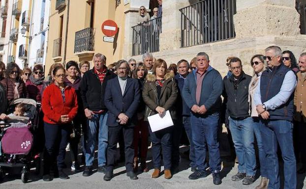 Vecinos de Planes concentrados ayer en el Ayuntamiento en resulpsa por el crimen. 