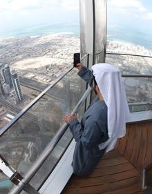 Imagen secundaria 2 - La recién inaugurada sala de estar del edificio Burj Khalifa.