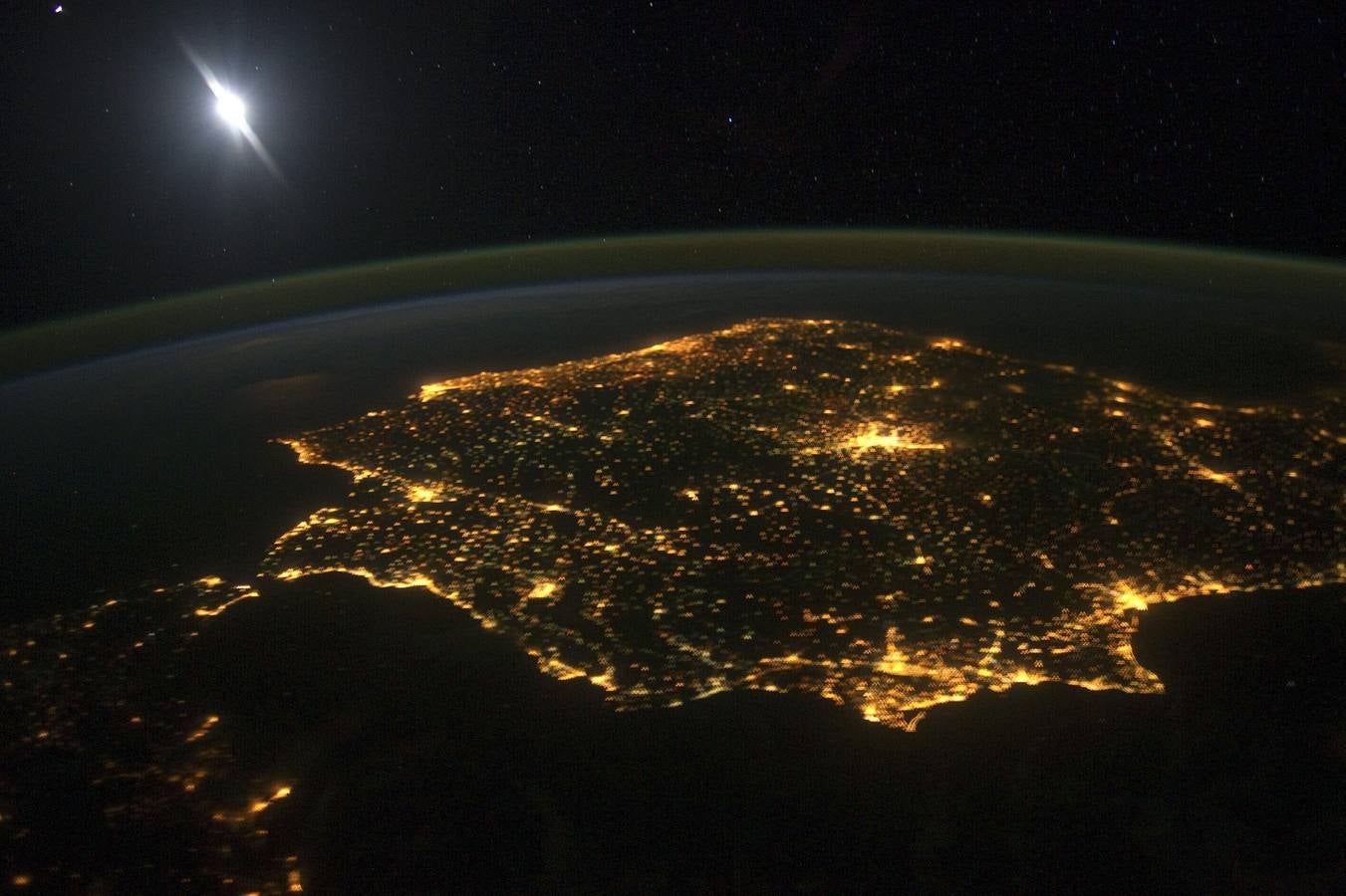 10. España. Vista desde un satélite de la NASA de España, con la iluminada costa de la Comunitat Valenciana, abajo a la derecha. El Annual Global Retirement Index es un estudio de la revista mensual International Living que analiza los mejores destinos del mundo para retirarse después de la vida laboral. Para su análisis considera factores como la facilidad para lograr un permiso de residencia, el sistema de salud, el clima y el coste de vida. 