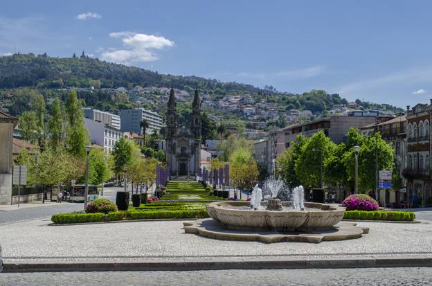 7. Portugal. Un bonito paisaje de Guimaraes. Portugal es el segundo país europeo que aparece en el Annual Global Retirement Index, que recopila los mejores destinos del mundo para retirarse después de la vida laboral. Para su análisis compara la facilidad de conseguir un permiso de residencia, el sistema de salud, el clima y el coste de vida.