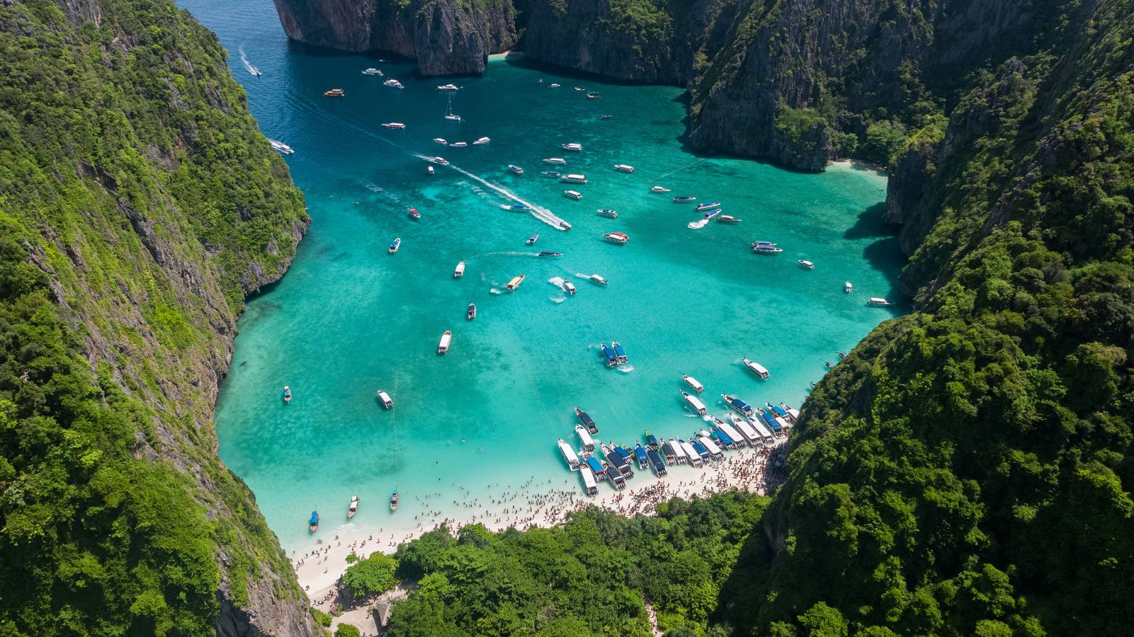 9. Tailandia. Bahía Maya, donde se rodó 'The Beach', con Leonardo Dicaprio. El índice de países para la jubilación analiza en 13 variables. Entre ellas también destacan: precio de compra y alquiler de viviendas, beneficios y descuentos, la facilidad para adaptarse a la cultura local, ofertas de entretenimiento, estilo de vida saludable, nivel de desarrollo (tecnología, infraestructura), gobernanza (calidad de las instituciones, seguridad, sistema bancario, respeto a la libertad individual) y oportunidades para iniciar nuevos proyectos