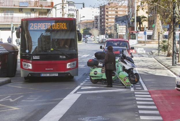 Un autobús de la línea 26 maniobra para entrar en la avenida Constitución, ayer. 