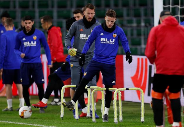 Gameiro, seguido de Neto, en el calentamiento en el Celtic Park. 