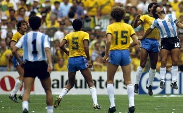 Ardiles, de espaldas, observa a Maradona pugnando por un balón en el Mundial de España 1982.