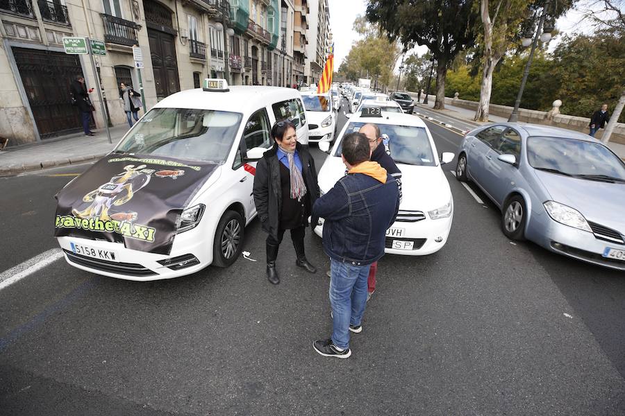 Fotos: La protesta de los taxistas colapsa el centro de Valencia