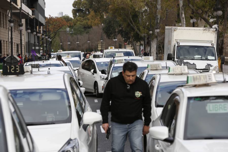 Fotos: La protesta de los taxistas colapsa el centro de Valencia