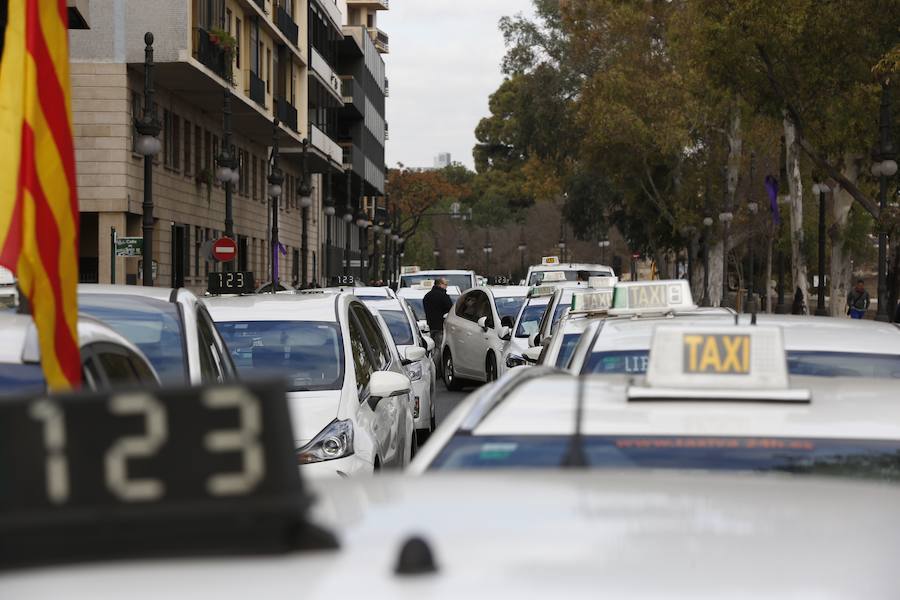 Fotos: La protesta de los taxistas colapsa el centro de Valencia