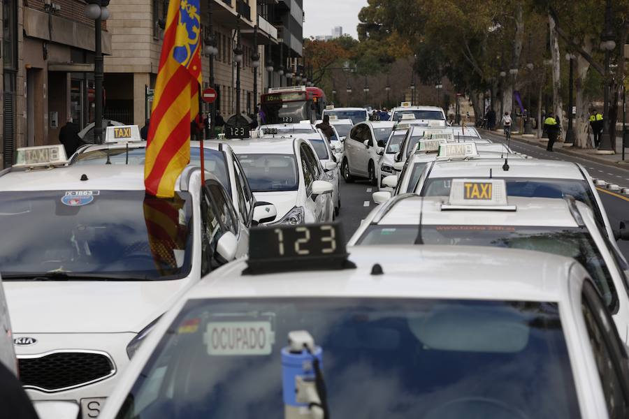 Fotos: La protesta de los taxistas colapsa el centro de Valencia