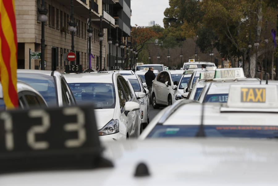 Fotos: La protesta de los taxistas colapsa el centro de Valencia