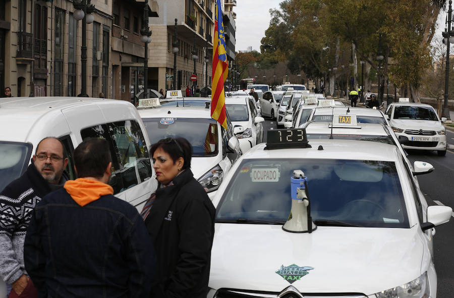 Fotos: La protesta de los taxistas colapsa el centro de Valencia