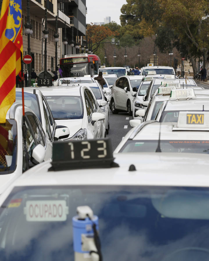 Fotos: La protesta de los taxistas colapsa el centro de Valencia