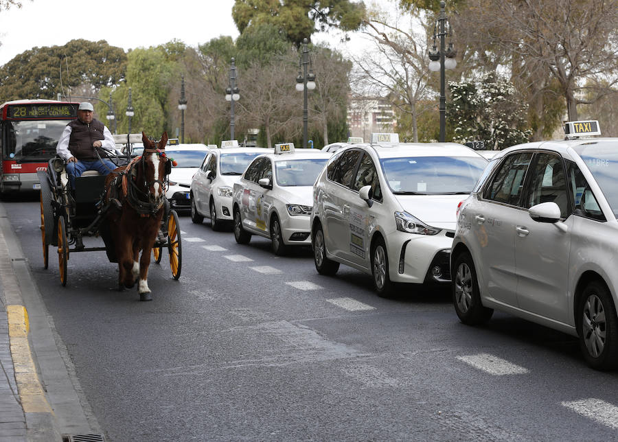 Fotos: La protesta de los taxistas colapsa el centro de Valencia