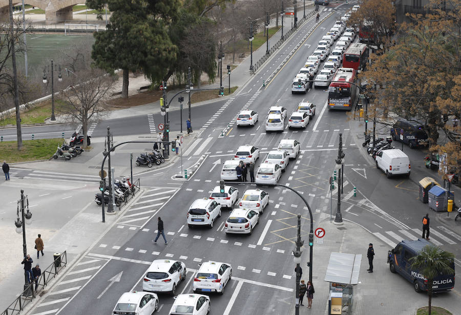 Fotos: La protesta de los taxistas colapsa el centro de Valencia