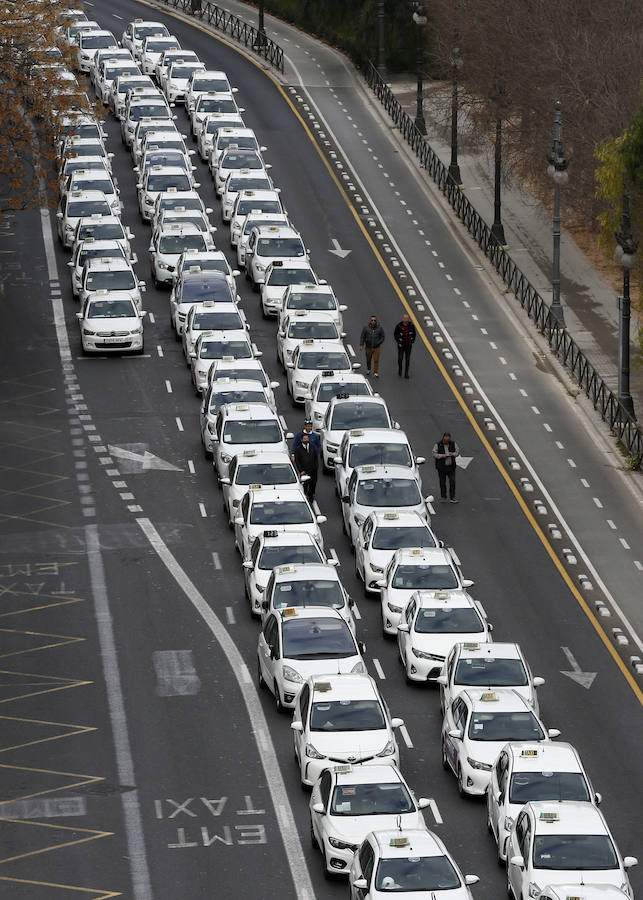 Fotos: La protesta de los taxistas colapsa el centro de Valencia