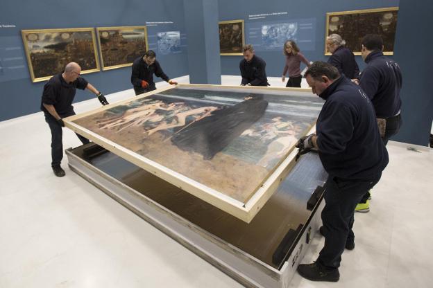 Técnicos preparan ayer el embalaje de la obra de Joaquín Sorolla. 