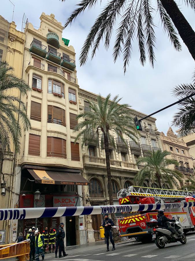 Fotos: Varios atrapados tras derrumbarse un piso en la calle Barcas de Valencia