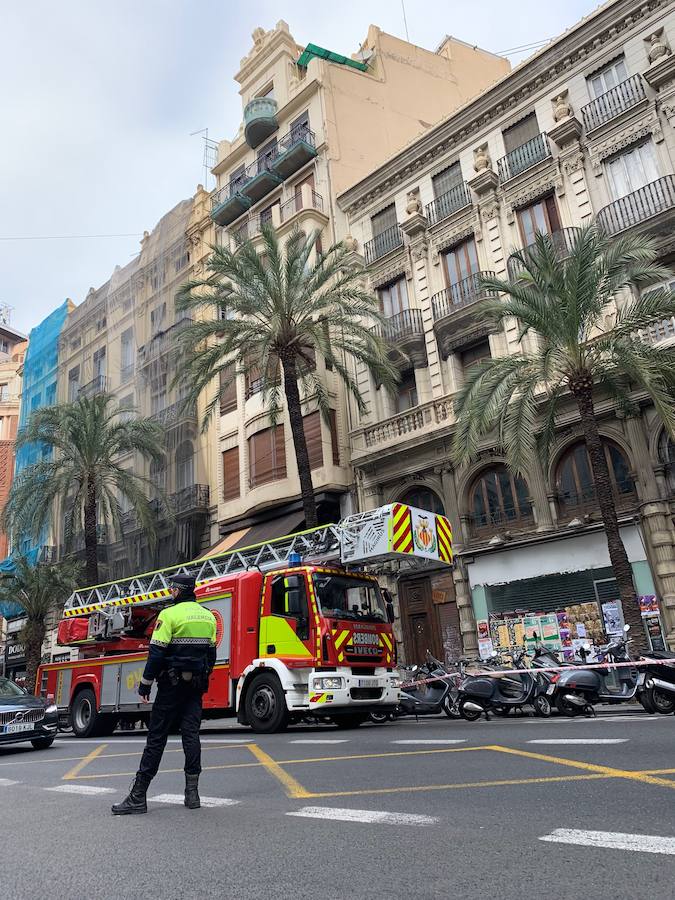 Fotos: Varios atrapados tras derrumbarse un piso en la calle Barcas de Valencia