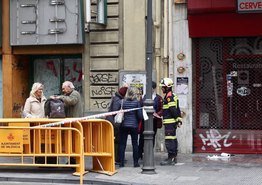 Fotos: Varios atrapados tras derrumbarse un piso en la calle Barcas de Valencia