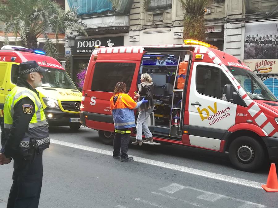 Fotos: Varios atrapados tras derrumbarse un piso en la calle Barcas de Valencia