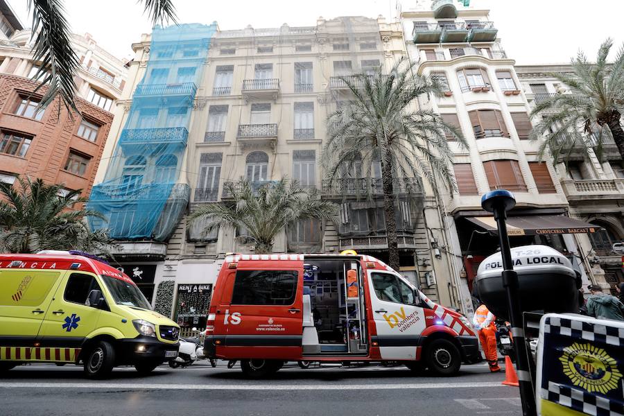 Fotos: Varios atrapados tras derrumbarse un piso en la calle Barcas de Valencia