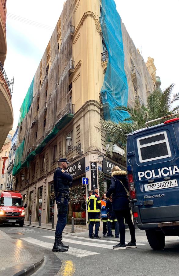 Fotos: Varios atrapados tras derrumbarse un piso en la calle Barcas de Valencia