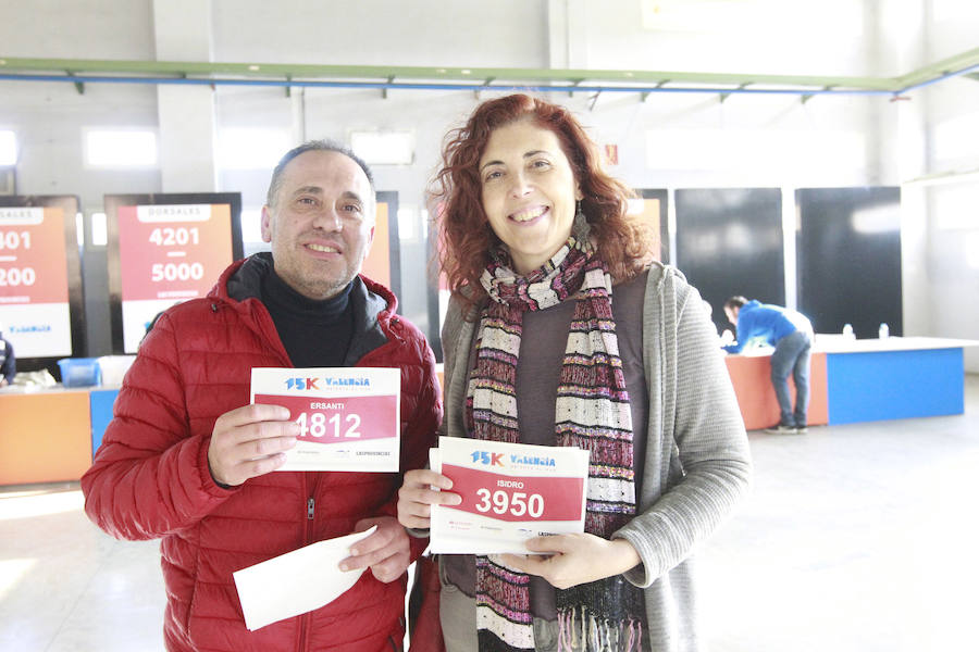 La 15K Valencia Abierta al Mar es una carrera multicolor. Como la camiseta conmemorativa de esta séptima edición del primer gran fondo del año en la ciudad. La prenda técnica, en la que predomina el color rojo corporativo del Banco Santander, patrocinador del evento, ha gustado a la práctica totalidad de los participantes que ya tienen su dorsal. La feria del corredor, ubicada en el lugar donde estaba la antigua rotativa de LAS PROVINCIAS vuelve a abrir sus puertas de 9 a 21 horas, con parada de 14 a 16.